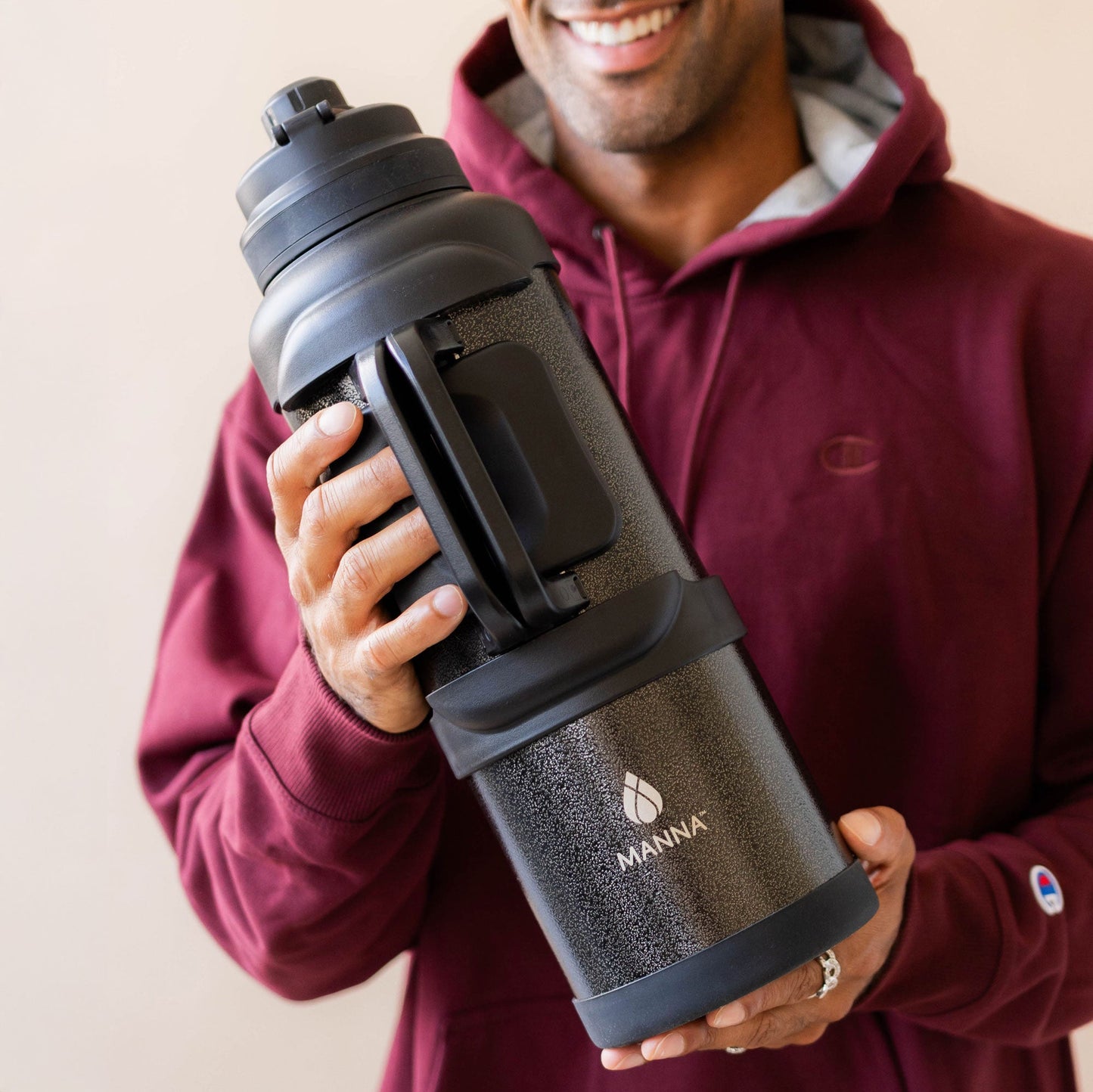4l-titan-bottle-135-oz-w2 5Manna_Website_Lifestyles-29.jpg